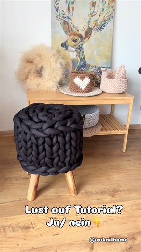 Lust auf ein Tutorial dazu? 😊 Ich bin gespannt – wer von euch hätte Interesse? Mit Maxi Cotton zu arbeiten macht einfach richtig Spaß und ich freue mich darauf, noch mehr Tutorials für euch zu kreieren. Worauf habt ihr besonders Lust? Schreibt mir gerne eure Wünsche! Eure Ira 💛 Hocker Grobstrick Hocker Maxi Cotton . https://www.iraknithome.de/ . https://www.etsy.com/shop/iraknithome/ . *Werbung . #hocker #gestrickt #maxicotton #grobstrick #häkelanleitung
