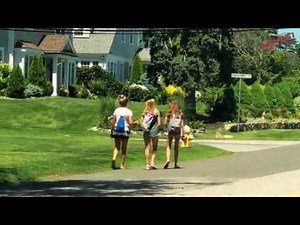 Girls walking to the beach 4K