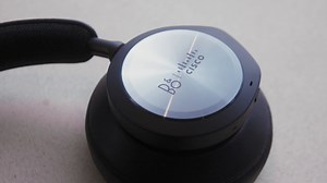 Looking to upgrade your work headset? 🎧 The Bang & Olufsen Cisco 980 delivers an engaging, high-end audio experience for phone calls, video meetings and listening to music. Available in ⬛ or ⬜. Learn more: http://cs.co/6180Pfqxa | Webex