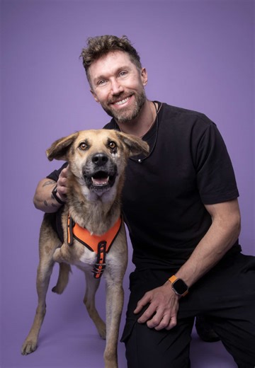 Hoy, en @historiassinraza , queremos tocarte el corazón💜 Tenemos a nuestro querido @pato_remo , una persona que no solo ama profundamente a los animales, sino que lo demuestra con acciones. Hoy nos regaló algo muy especial: su voz, para contar la historia de Guerrerito. Guerrerito es un perrito que ha pasado por mucho… ha conocido el dolor, la pérdida y los días difíciles. Perdió una patita, sí… pero jamás perdió sus ganas de vivir, su ternura ni su capacidad de amar. Es un poquito nervioso, po