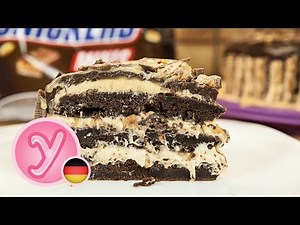 Food porn: chocolatey SNICKERS CAKE with marshmallow fluff and caramel sauce