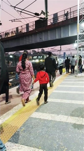 why does the platform number change at the last moment ? #adverge #platformupdate #adbadger #train