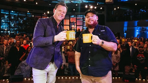 Luke Combs snaps Sunday mug shot with fans in Nashville