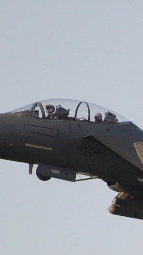 Best Camera for Aviation Photography: Nikon D3100 and 300mm Lens