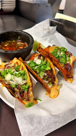 Así se siente México en Plaza Azteca 🌮🇲🇽 con unos buenos tacos de birria dorados. #tacos #birriatacos #mexico