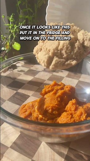 ✨ Fall baking just got better! This Pumpkin Crisp in a 10-inch cast iron skillet is creamy, spiced