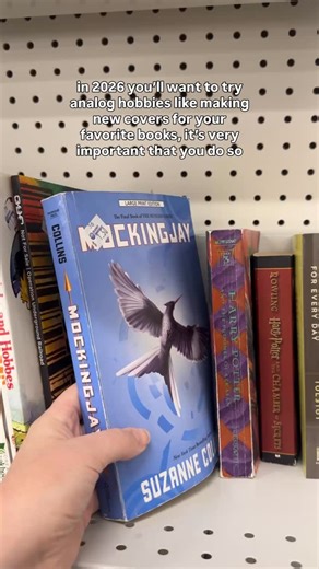 I already have SO many fun projects I’m excited for this year, you should see my list of books on my shelf I’m ready to give a whole new cover ✨ it’s lonngggg. There’s just something so fun and unique about making your own special editions, I’ll never get tired of it! I get lots of questions about how to do this yourself, I have tutorials on my YouTube and a list of supplies to get started! All linked in my bio 🔗✂️📖🖌️ ____ Bookbinding, rebinding books, recasing books, mockingjay by Suzanne Co