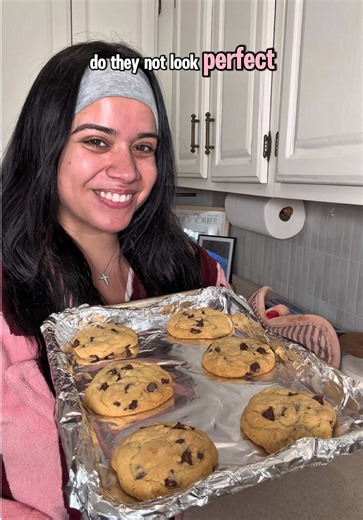 the BEST chocolate chip cookies 🍪 ✨ 🥚 Fresh Products: 2 large eggs 🧂 Pantry Items and Spices: 2½ cups all-purpose flour 1 teaspoon baking soda ½ teaspoon salt (or sea salt) 1 cup granulated sugar ½ cup packed light brown sugar 1 teaspoon vanilla extract 🍫 Mix-ins: 3 cups chocolate chips (use a mix of semisweet and dark for a bakery effect) 🧈 Dairy: 14 tablespoons unsalted butter, melted and slightly cooled #chocolatechipcookie #easyrecipe #baking #chocolate #cookies @Hommey @emilionavarro_ 