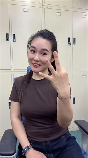 Learn 1–8 in Chinese hand signs ✌️ Got it? Drop a 🙌 below! Does your country count differently? 👇