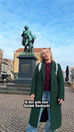 Onze gids Sarah bij het standbeeld van Ary Scheffer. Wist je dat deze in Dordrecht geboren schilder vooral beroemd werd in Parijs en daar tot de grote romantische kunstenaars werd gerekend? Tijdens de wandeling vertelt Sarah waarom Dordrecht hem tóch nooit is vergeten. 🎥 Video credits: MyDordrecht | Ontdek Dordrecht