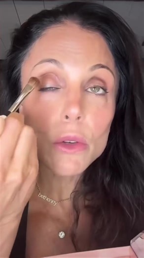 The bakery is now open… Bethenny FrankelLOVES a one-stop-shop. This Laura Geller Beauty palette is the perfect combination of our best-selling baked products to give you a gorgeous face & get you out the door. 3 beautiful eyeshadows, 2 highlighters, a bronzer AND a blush. The best part is you can use all of these on your face and your eyes… it’s basically a full makeup bag without all the bulk. We love this look!✨👩🏼‍🍳 🙌🏼 #lauragellerbeauty #laurageller #beautyinfluencer #beautypalette #bake