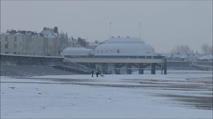 VIDEO: Wonderful snowy scenes here in Burnham-On-Sea this morning! Latest at: https://www.burnham-on-sea.com/news/snow-latest-burnham-on-sea-motorists-warned-to-take-care-on-treacherous-roads/ | Burnham-On-Sea.com