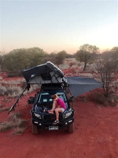 Travel like a girl ! 💅🥾🚙⛺️📷🐪 8663 km accross the Australian Outback in 4 weeks #rooftoptent #solotravelwoman #wildandfree #outbackaustralia #remotenurselife