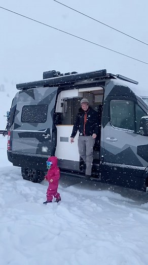 Vanlife | Berge | Reise | Back in Winter Mode 🥶 ❄️ Endlich haben unseren geliebten Schnee gefunden. Gestern noch bei Regen im Tal los gefahren mit einer kleinen... | Instagram