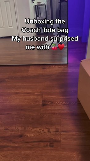 Definitely love this bag 🤌🏼🍒 #coachbag #unboxingcoachbag #coachcherrycollection #coachtotebag #coachtote