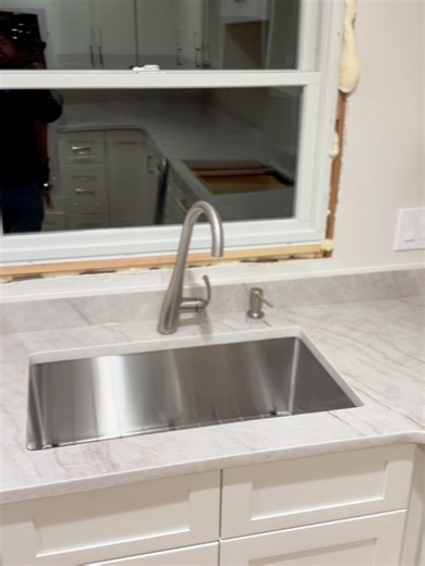 A clear before and after that shows how the right countertop can completely transform a kitchen. In this project, Protec Premium Granite replaced an outdated surface with a modern, clean, and elegant stone countertop, bringing new life, brightness, and functionality to the space. The difference is not only visual. A properly fabricated and installed countertop improves daily use, durability, and long term performance. Every measurement, cut, and adjustment was done with patience and attention to