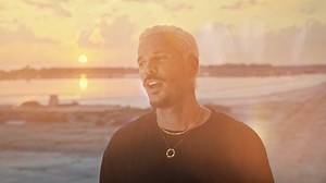 385K views · 9K reactions | Matt Pokora est de retour et nous dévoile « Qui on est » son nouveau single. Une ballade pop acoustique et fédératrice qui délivre un message positif et inspirant. Le clip est également disponible : https://youtu.be/a0MKuHcgqws | TF1 | Facebook