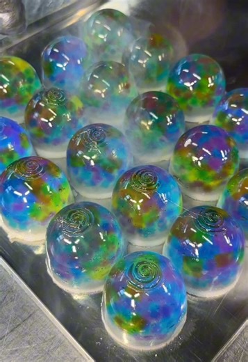 綺麗すぎて食べれない！芸術和菓子 ◎ 水面花火 …夜空に打ち上がった花火が、川や池の水面（みなも）に映り込む瞬間を表現した和菓子。 「静」と「動」が同時に存在する、日本的な美意識が詰まった和菓子です！ 【店舗】夢菓子工房ことよ 【住所】三重県四日市市西日野町４９８７−１ 【営業時間】8:00-18:30 【定休日】火曜日 【予算】¥1,000-¥2,000 Too Beautiful to Eat! Wagashi ◎ Minamo Fireworks (Water-Reflection Fireworks Wagashi)$6.50 – $13.00 …A delicate Japanese traditional sweet inspired by fireworks lighting up the night sky and reflecting softly on the surface of a river or pond. This wagashi captures the uniquely Japanese sense of beauty where stillness 