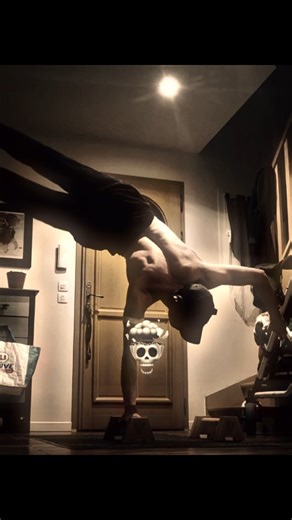 𝖙𝖔𝖒 on Instagram: "#streetworkout #calistenics #handstand"