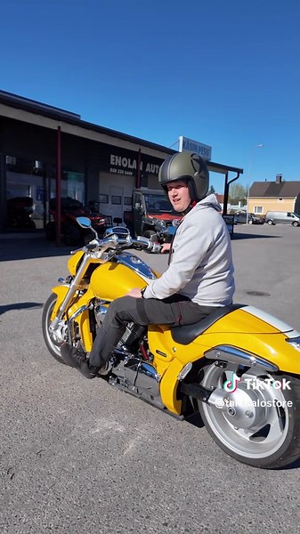 Kumpi lähtee kuin telkkä pöntöstä: Honda Monkey vs Suzuki Intruder? 🦆 Ajoneuvojen speksit: Honda Monkey: 125cm3 ja 6,9kw & Suzuki Intruder M1800R: 1783 cm3 ja 92kW Onko jommassakummassa kuskissa Häkkiseen vikaa? 🏁 Takatalon Antti ja Henri ottivat tästä selvää. Katso molemmat lähdöt 📹 Molemmat ajoneuvot ovat myynnissä Takatalo.fi -osoitteessa 🛒 #takatalo #motokauppa #suzukiintruderm1800r #hondamonkey125 #moottoripyöräily