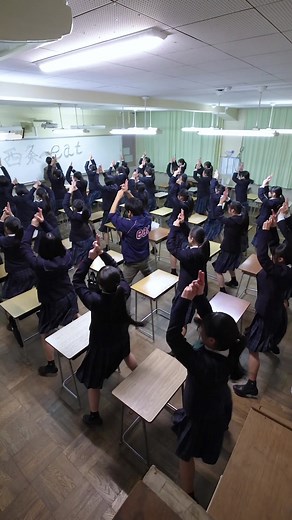 シルエットダンスで盛り上がる高校生たち