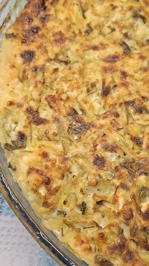 Тиквички на фурна - много вкусно и изключително леко ястие, перфектно е за лятото. Аз го предпочитам студено от хладилника, много е освежаващо 😊 Продукти: 1 кг тиквички 3 с.л. олио 3 яйца 400 мл прясно мляко 200 г сирене 1/2 връзка копър 1/2 връзка магданоз 40-50 г масло 1 ч.л. сол Тиквичките се настъргват на едро ренде. В тиган се загряват 3 с.л. олио, добавят се тиквичките и се задушават около 5 минути, колкото да поомекнат. Добавя се 1 ч.л. сол, разбъркват се и се оставят настрана да изстина