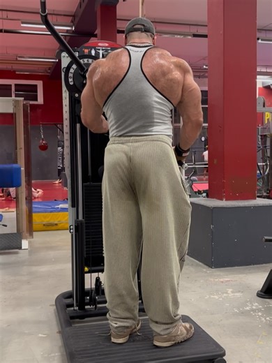 Silas | Online Bodybuilding Coach on Instagram: "TORSO A 17.12.2025 OFFSEASON TRAINING LOG 10/10 Session gewessn Heute im 2.ten Satz der Cable Press incline BB Bench gemacht - ein Movement, dass ich in meinen ersten Trainingskahr das letzte Mal gemacht hab 4 Wheels bis Ende Offseason sind hier durchaus realistisch 👆🏼😈 Stabiliserung ist hier der Größte Aufwand ABER ich glaub ich werds drinnen lassen 😎 Aber mal schauen weil da spür ich alles wieder ausser brust hahah - aber die Cable Press ist