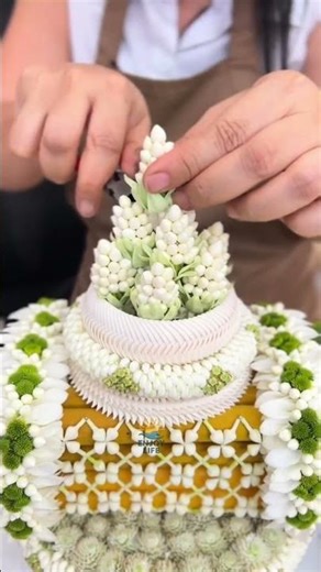 The Art of Phan Phum: A Relaxing Thai Floral Crafting Process 🌸 #palmleaf #palmleaves #parlourpalm