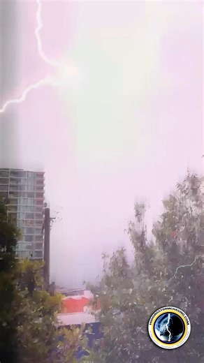 It’s been a wild day with some dangerous lightning across the region. Felisha captured this close strike at Newstead, QLD. | Higgins Storm Chasing