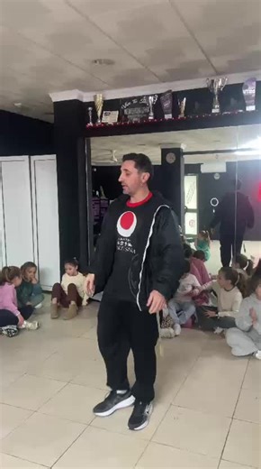 Colocando todos los nuevos trofeos del concurso de baile. Ciudad de Sevilla. URBANO. @Academia Dance Paradise