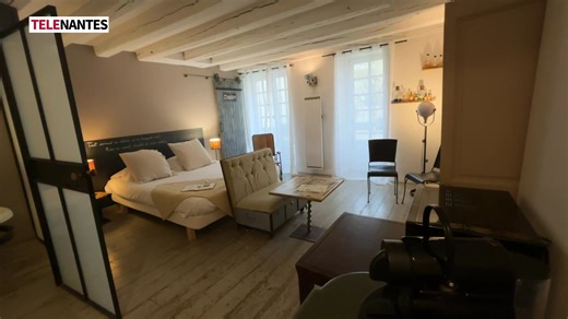 VOICI LES HÉBERGEMENTS LES PLUS INSOLITES DE NANTES Une cinquantaine d'hôtels, une vingtaine de résidences de tourisme... Comme toutes les grandes villes de France, Nantes propose une offre pléthorique de nuitées. Pour sortir du lot, il faut donc miser sur l'insolite. Un hôtel plein de cachet, des appartements où l'imaginaire règne en maître et une péniche pour s'évader en pleine ville, on vous propose trois hébergements pour changer de décor sans quitter la Cité des Ducs. | Télénantes