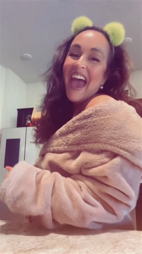 Christina Lopes on Instagram: "Merry Christmas My Beautiful People! 🎄💚❤️🎁 #musictherapy #selflove #trusttheprocess #healing #godisgood #viralvideos #explore #fyp #reels #foryoupage #her #lovewins #unapologetic #single #singlelife #iamlove #latina #puertorican #spreadlove #energy #florida #mood #🇵🇷 #puertorican"