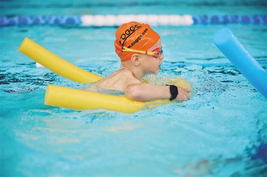 The 4 key swimming milestones every child should hit by age 10 – according to the experts - Netmums