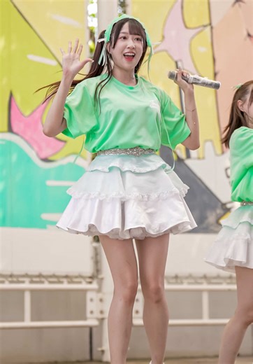 美脚が輝くアイドルの魅力