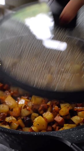 65 reactions | ✨Potatoes O’Brien With Ham✨ Follow @urbancowgirl for more family recipes!  1 slab of pre-cooked ham 2 Tablespoons bacon fat 3-4 potatoes 1/2 onion 2 colored bell peppers 1 T garlic Thyme, Salt, and Pepper Hot pepper sauce | The Urban Cowgirl | Facebook