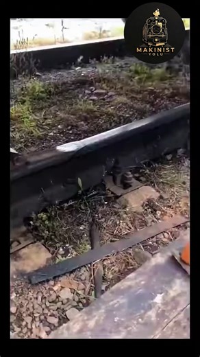 MAKİNİST on Instagram: "Durdurma takozu Demiryolu kör tampon (aynı zamanda tampon durdurucu veya demiryolu terimlerinde hortuvar olarak da geçer), demiryolu hatlarının sonuna veya belirli manevra alanlarının sonuna monte edilen bir güvenlik ekipmanıdır. ​Amacı, rayların bittiği noktada trenlerin veya vagonların kontrollü bir şekilde durmasını sağlamaktır. ​🚆 Temel Görevi: ​Trenlerin ve vagonların hattın sonundan ileri gitmesini önlemek. ​Bir çarpışma durumunda veya hızla ilerlerken enerjiyi eme