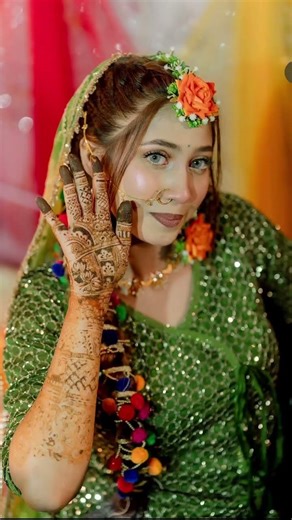Poses ideas for bride ✨Mehndi photo shoot