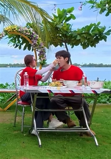 Ribi Sachi và Otis ăn 'cháo tình yêu' – clip dễ thương nhất