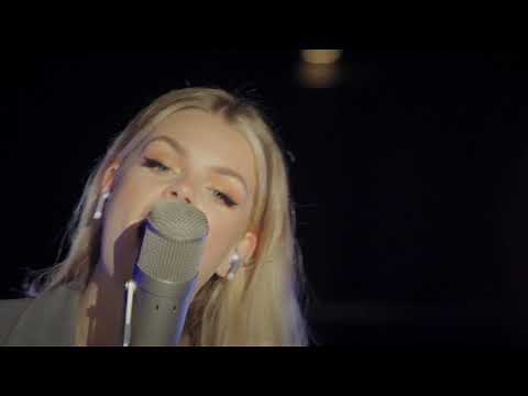 Rolling in the Deep - Adele (Cover by Davina Michelle)