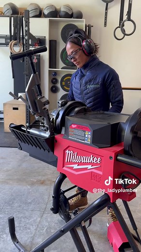 Milwaukee MX FUEL™ Pipe Threading Machine Battery Life Test