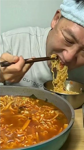 진라면 신라면 오징어짬뽕라면 어묵넣고 완전해장라면 봄동겉걸이 찬밥말아서 최고다 이말이요 #해장라면 #어묵라면 #라면먹방