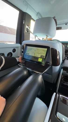 💡Old tech in a 500.000 💰car? Retractable screen in the rear lounge of the Rolls-Royce Phantom. #RollsRoyce #RollsRoycePhantom #luxurycars #luxurylife #rollsroyce_fan #rollsroycecars #luxurycars #luxurycar #cartech #cartechnology | Autogefühl