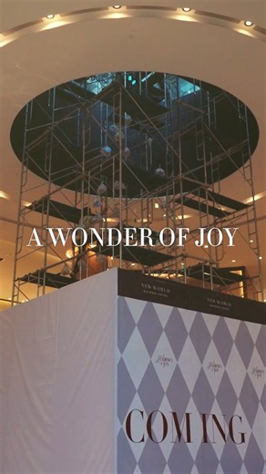 𝐀 𝐖𝐨𝐧𝐝𝐞𝐫 𝐨𝐟 𝐉𝐨𝐲 𝐢𝐬 𝐫𝐞𝐚𝐝𝐲 Một hành trình của ánh sáng và niềm vui — từ những nét phác ý tưởng đầu tiên đến từng chi tiết hoàn thiện. Tác phẩm được tạo nên từ 600 tấm pin năng lượng mặt trời đã gắn bó với hoạt động của khách sạn, được tái hiện theo một cách hoàn toàn mới cho mùa lễ hội này. Hãy cùng chờ đón khoảnh khắc A Wonder of Joy chính thức được hé lộ — một trải nghiệm vừa ấm áp, vừa gợi mở về những lựa chọn tích cực mà chúng ta có thể cùng nhau nuôi dưỡng. “Wonder of Joy” 