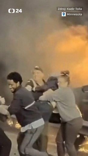 601K views · 13K reactions | Skupina lidí zachránila v Minnesotě řidiče z hořícího auta poté, co havaroval a zůstal ve vozidle uvězněný. Neštěstí se stalo minulý týden, kdy auto sjelo ze silnice, narazilo do sloupu veřejného osvětlení a začalo hořet. | ČT24 | Facebook