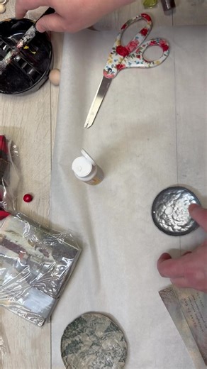 Who knew tin can lids could turn into the CUTEST Christmas ornaments?! 😍🎄✨ This fun Dollar Tree–friendly DIY is the perfect mix of vintage charm, rustic style, and cozy handmade magic — and it only takes a few minutes to create! | Blessings Craft Therapy