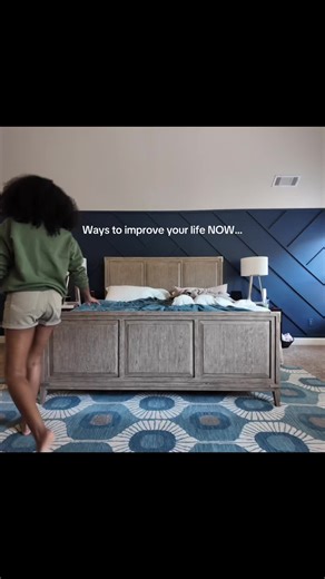 This is your sign to make your bed 🛏️✨ It may seem small, but research shows making your bed can: ✅ Reduce stress and anxiety (a tidy space = a calm mind) ✅ Boost productivity and momentum (you start your day with a win) ✅ Improve sleep quality (a made bed invites rest) ✅ Strengthen discipline and routine (tiny habits build big change) Admiral William McRaven once said, “If you want to change the world, start by making your bed. If you have a miserable day, you’ll come home to a bed that’s made