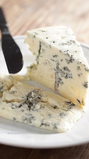 Určite poznáte syr Niva. Objavuje sa aj v množstve našich receptov. Tentoraz máme pre vás jednoduchý recept na nivovú nátierku, ktorú pripravíte za pár minút. Dobrú chuť 😋 | Dobré jedlo