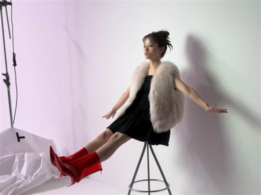 「どこから見ても可愛い」橋本環奈、美脚際立つオフショット公開「デッカイ靴履いてんのに、脚小さくて可愛い」