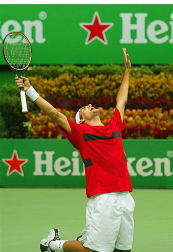 Roger Federer wins his maiden Australian Open title in 2004 by defeating Marat Safin 7-6(3) 6-4 6-2. . . . . . #australianopen #tennisvintage #rogerfederer #maratsafin #australianopenfinal