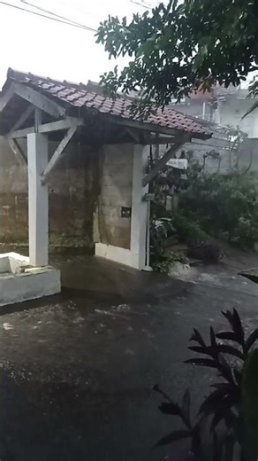 Banjir, Air Meluap dari Selokan Yang Tersumbat